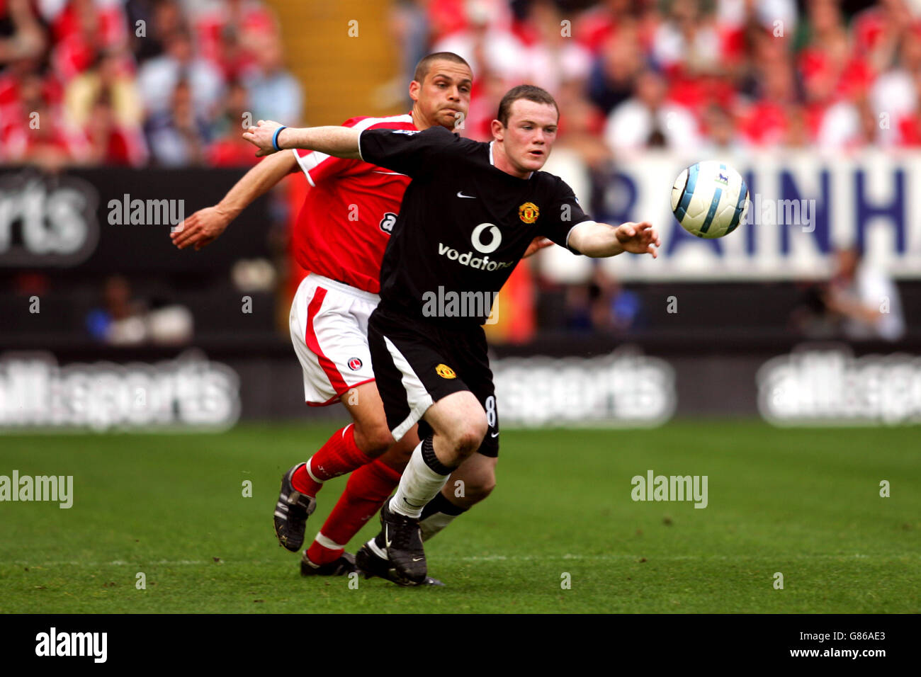 Soccer - FA Barclays Premiership - Charlton Athletic v Manchester United - The Valley. Charlton Athletic's Luke Young and Manchester United's Wayne Rooney battle for the ball Stock Photo