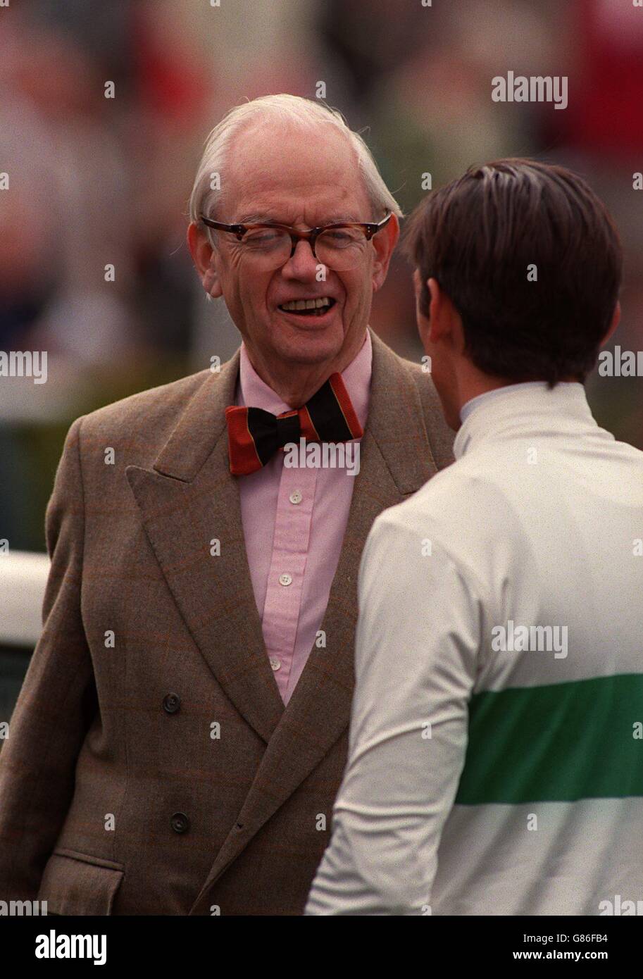 Newmarket 4th race. Lord White chairman of the Tote talking to Frankie Dettori Stock Photo