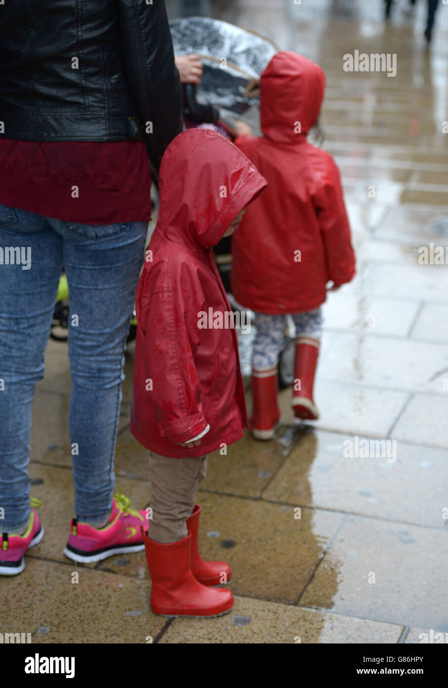 Caught in the rain hires stock photography and images Alamy