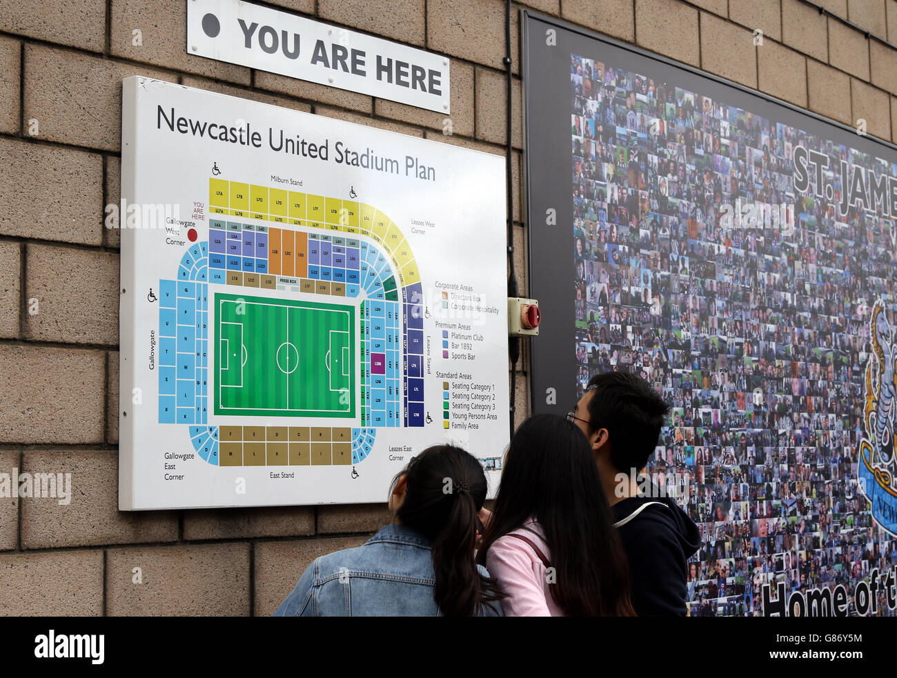 Soccer - Barclays Premier League - Newcastle United v Southampton - St James' Park. Fans look at a map of St James' Park Stock Photo