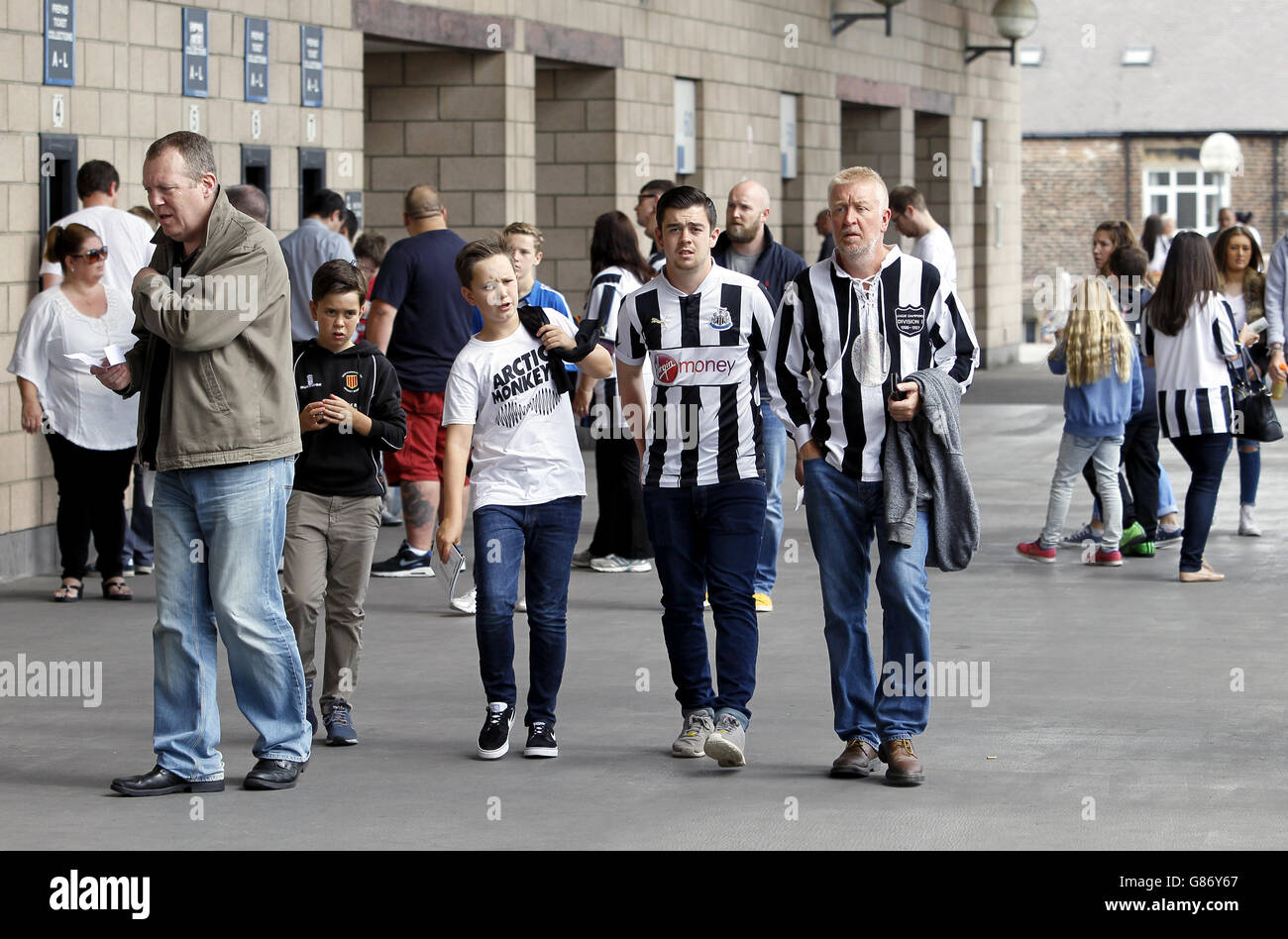 Soccer - Barclays Premier League - Newcastle United v Southampton - St James' Park. Fans outside St James' Park Stock Photo