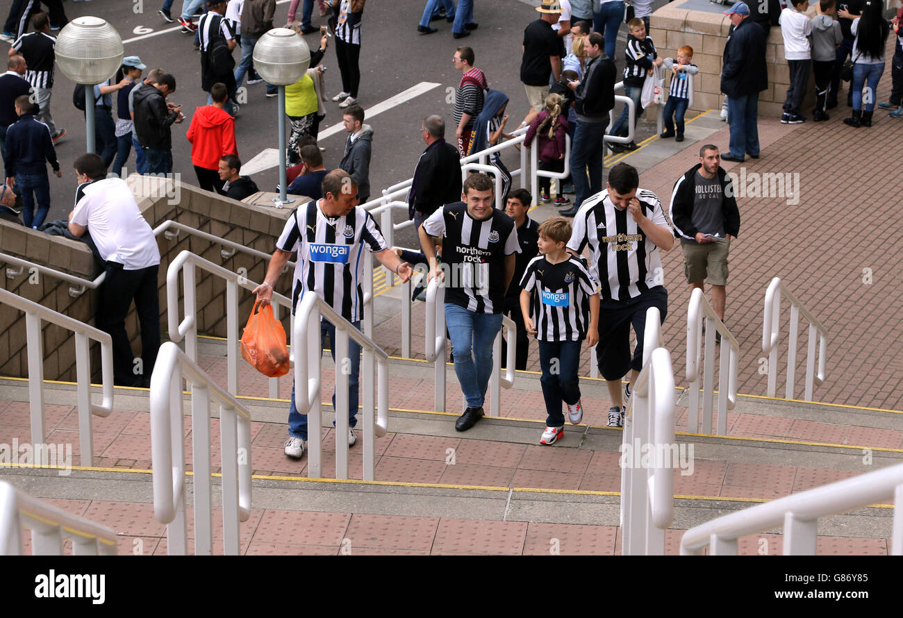 Soccer - Barclays Premier League - Newcastle United v Southampton - St James' Park. Fans outside St James' Park Stock Photo