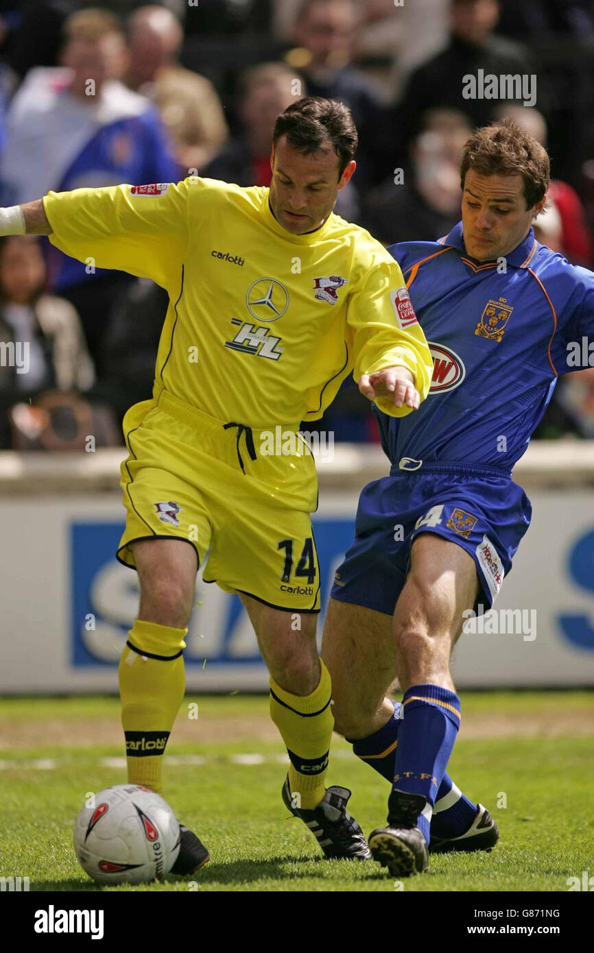 Soccer - Coca-Cola Football League Two - Shrewsbury Town v Scunthorpe United - Gay Meadow. Scunthorpe United's Peter Beagrie (L) holds off Stuart Whitehead of Shrewsbury Town. Stock Photo
