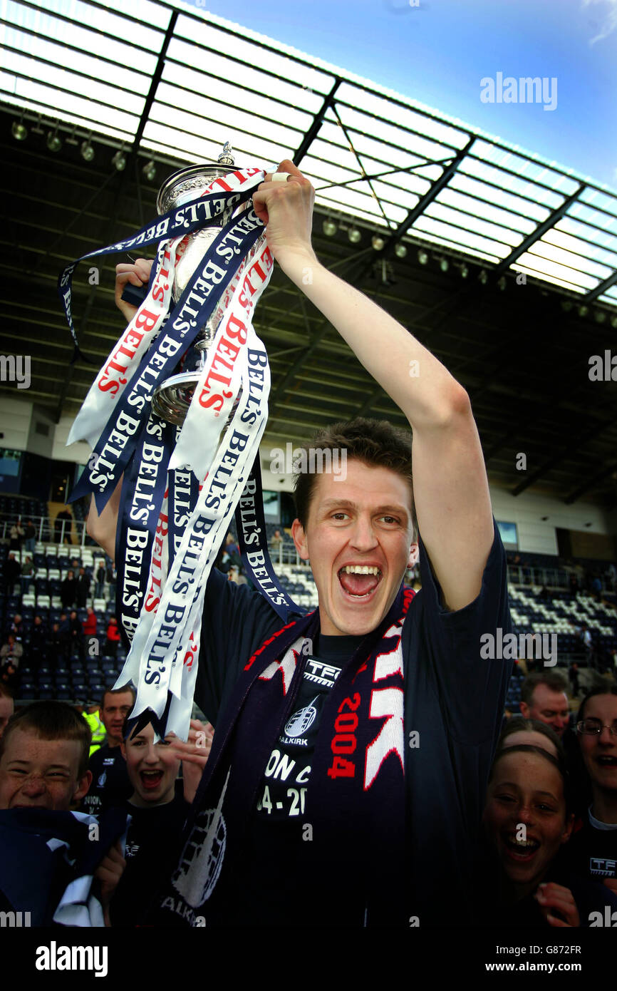 Soccer - Bell's Scottish Football League Championship - First Division - Falkirk v Queen of the South - Falkirk Community Sta.... Falkirk's captain Kevin James with the Scottish First Division Trophy Stock Photo