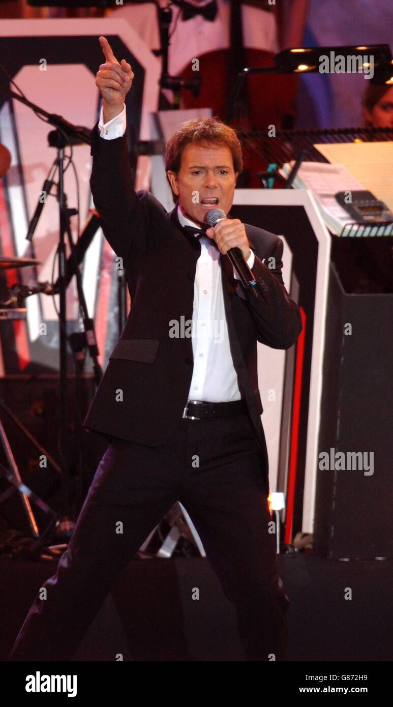 VE Day 60th Anniversary - Party To Remember Concert - Trafalgar Square. Singer Sir Cliff Richard onstage. Stock Photo