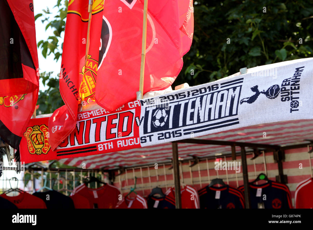 Soccer - Barclays Premier League - Manchester United v Tottenham Hotspur -  Old Trafford. Manchester United versus Spurs match day scarves on sale  Stock Photo - Alamy