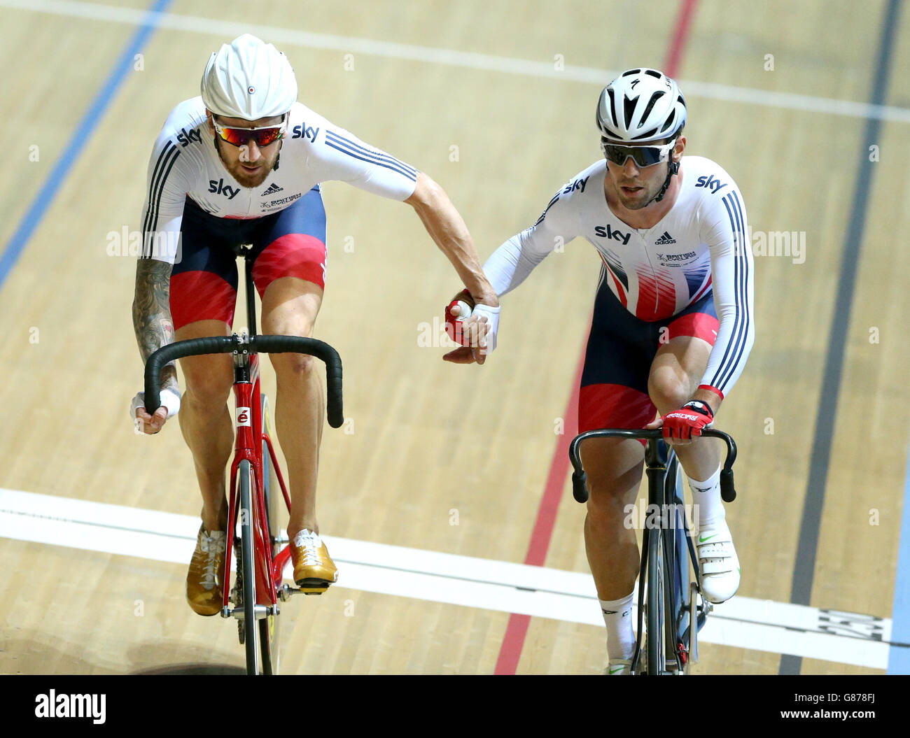 Team Great Britain's Sir Bradley Wiggins (left) and Mark Cavendish change over during the Madison during day three of the Revolution Series at Derby Arena. Stock Photo