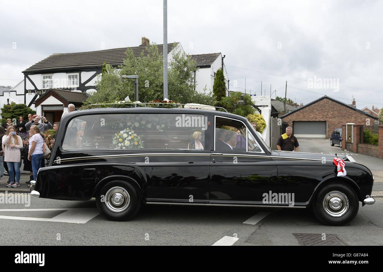 The coffin of Cilla Black leaves B Jenkins &amp; Sons funeral directors and makes its way to St Mary's Church in Woolton, Liverpool, for her funeral service. Stock Photo