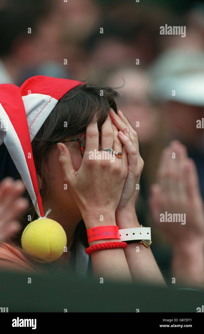 Tennis ... Wimbledon'97. Fans can't watch as the tension mounts as Tim Henman plays Stock Photo
