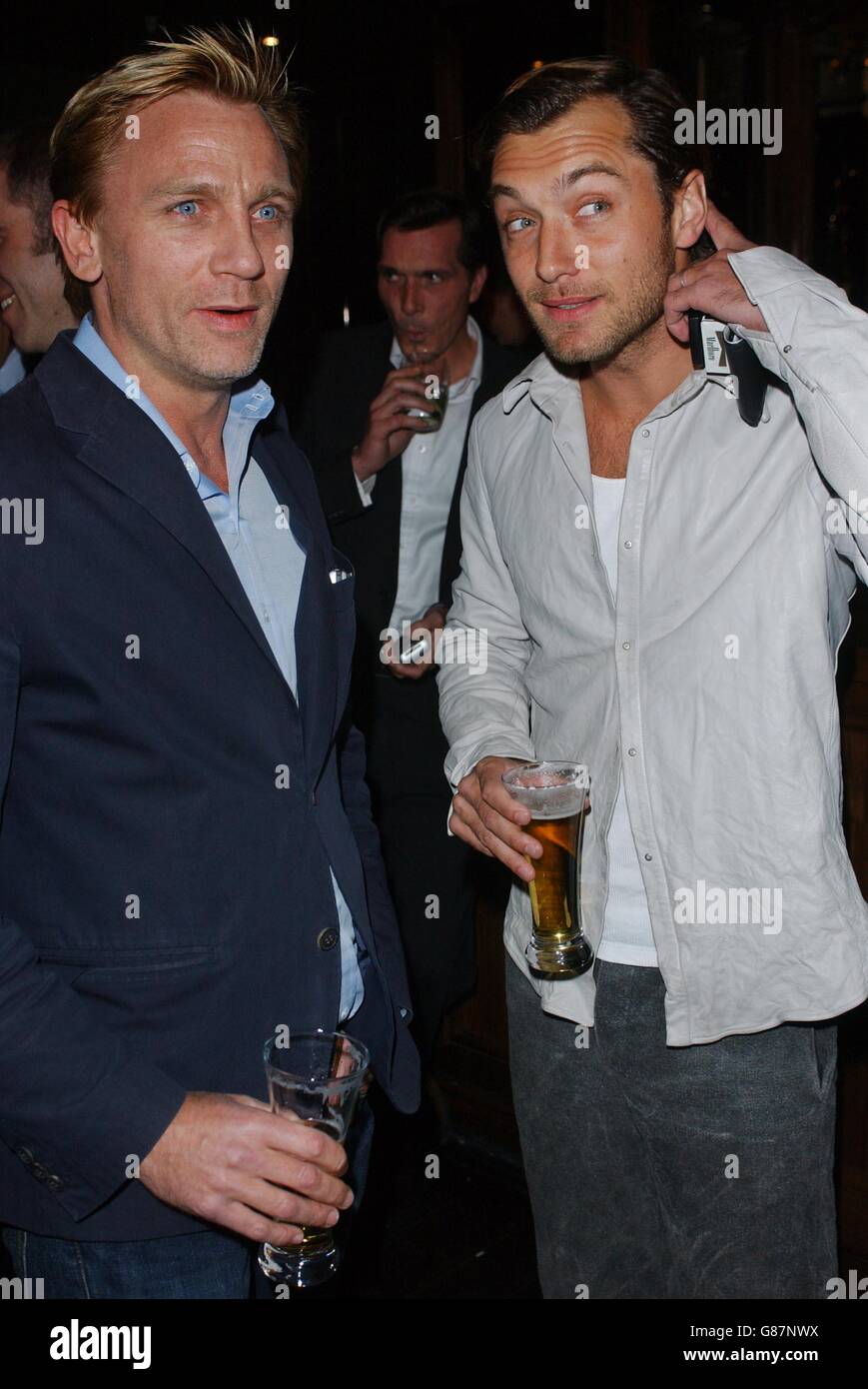 Actors daniel craig left jude law hires stock photography and images