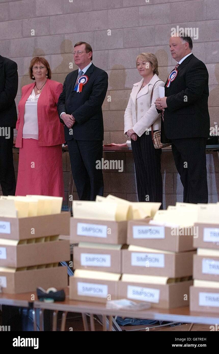 Ulster Unionist leader, David Trimble (L) with his wife Daphne and Democratic Unionist Party candidate, David Simpson (R) with his wife Elaine, listening to the results for the Upper Bann constituency, at Banbridge polling station. Stock Photo