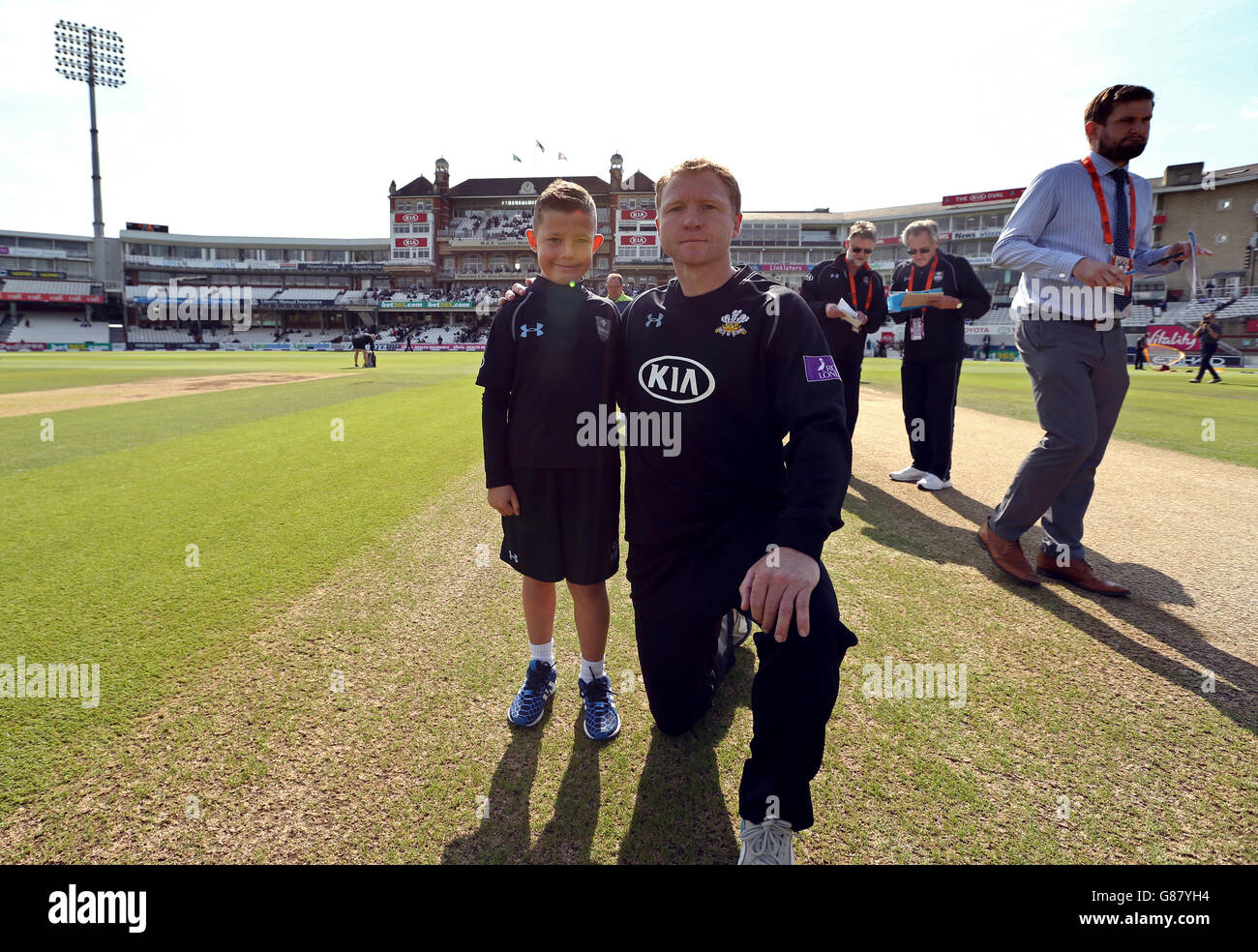 Cricket - Royal London One Day Cup - Semi Final - Surrey v Nottinghamshire - The Kia Oval. The Surrey match day mascot with Gareth Batty Stock Photo