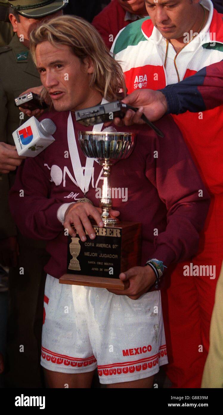 Luis Hernandez Carreon, Mexico, with third place playoff trophy Stock Photo