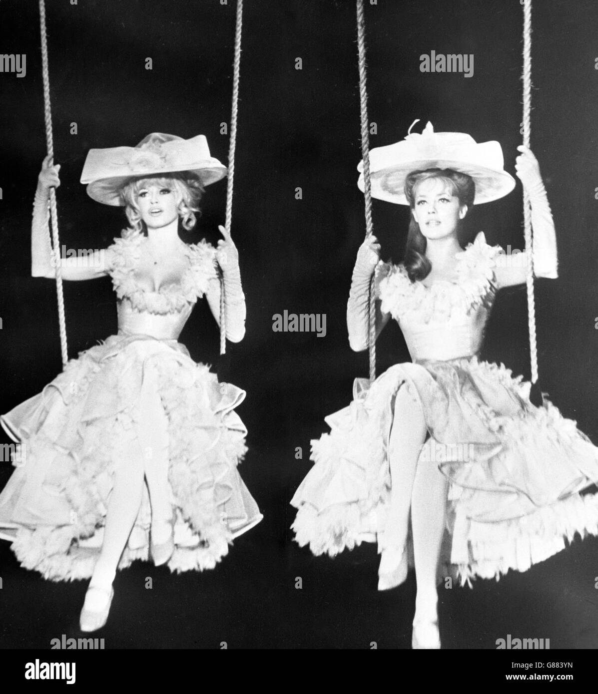 コレクション Brigitte Bardot Jeanne Moreau Viva Maria BRIGITTE BARDOT and JEANNE MOREAU in VIVA MARIA!, 1965