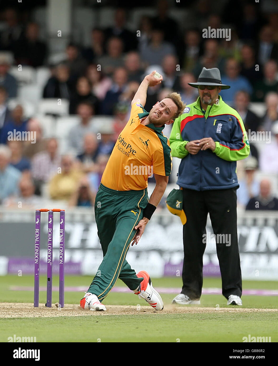 Cricket - Royal London One Day Cup - Semi Final - Surrey v Nottinghamshire - The Kia Oval. Nottinghamshire's Stuart Broad bowing during the Royal London One-Day Cup Semi-Final match at The Kia Oval, London. Stock Photo