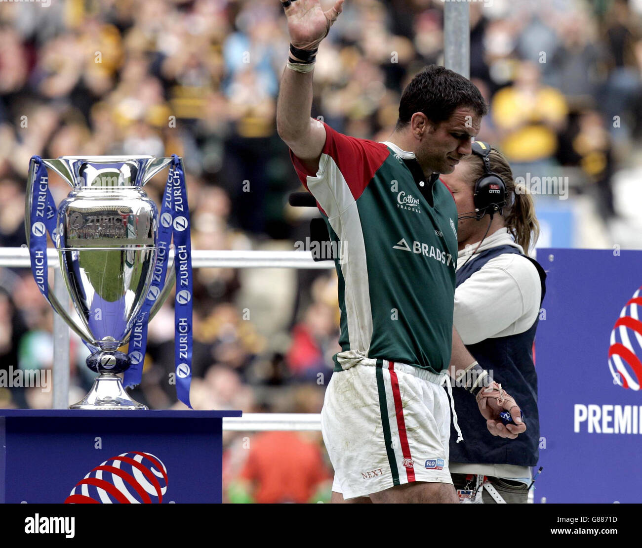 Rugby Union - Zurich Premiership Final - Wasps v Leicester - Twickenham. Leicester Tigers Martin Johnson waves to his team and fans in his final game. Stock Photo