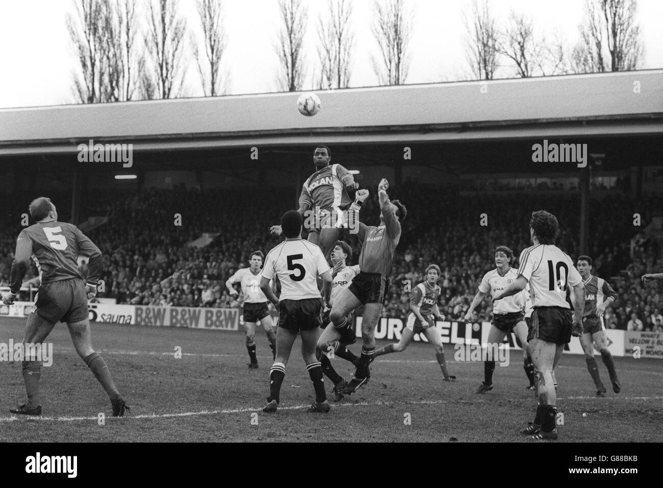 Bournemouth's Luther Blissett climbs above Manchester United goalkeeper Jim Leighton (r) and United No5, Paul McGrath, as the ball heads over the crossbar during the FA Cup Fifth Round match at Dean Court, Bournemouth. Stock Photo