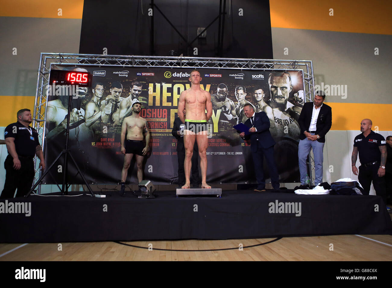 Boxing - Boxers Weigh In - Reebok Sports Club London Stock Photo