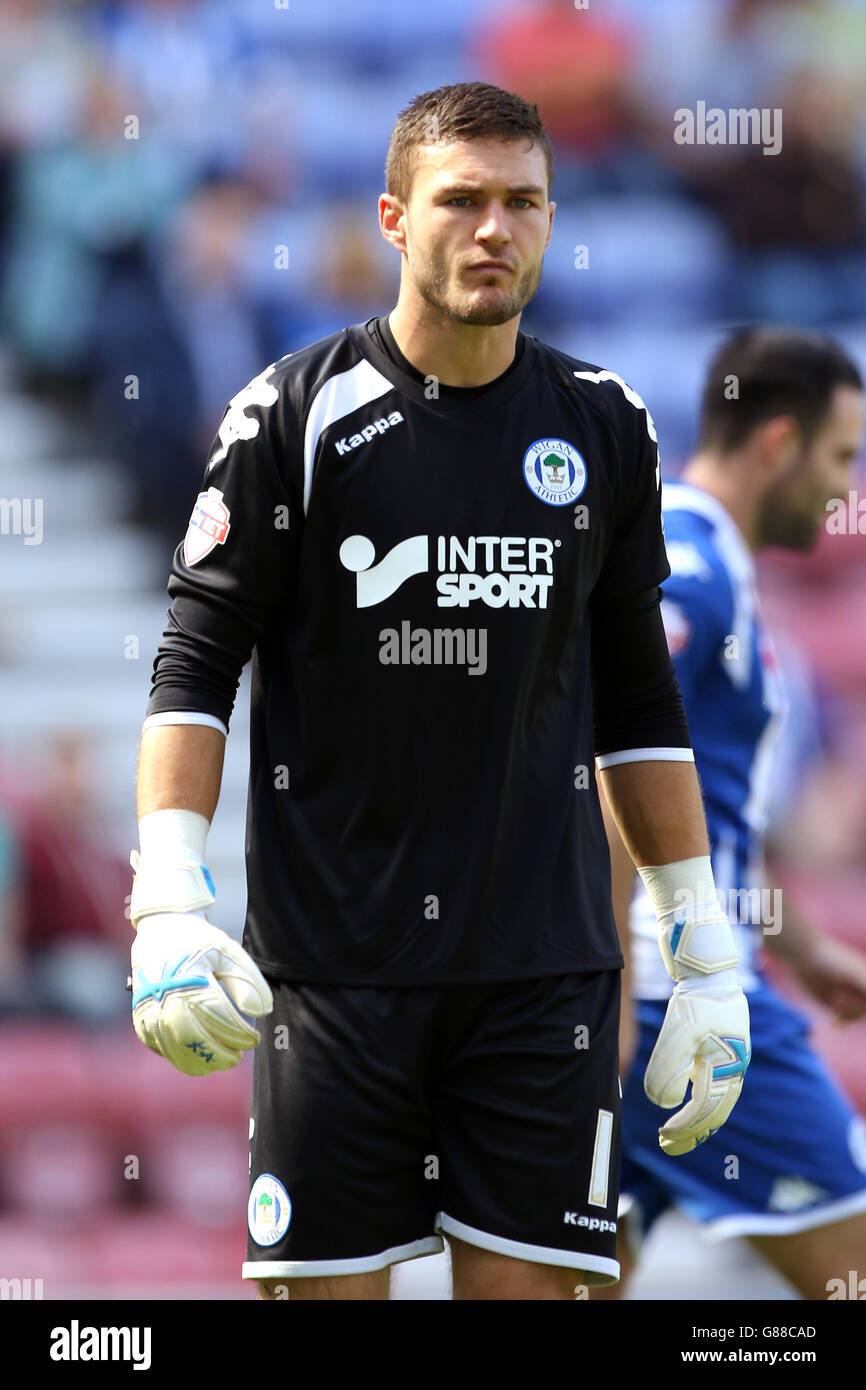 Soccer - Sky Bet League One - Wigan Athletic v Doncaster Rovers - DW Stadium. Wigan goalkeeper Richard O'Donnell Stock Photo