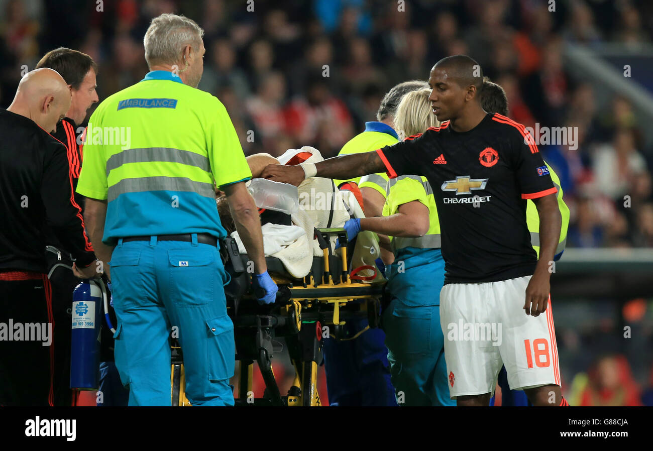 Manchester United's Ashley Young (right) checks on teammate Luke Shaw as he is wheeled off the pitch on a stretcher after a challenge from PSV Eindhoven's Hector Moreno Stock Photo