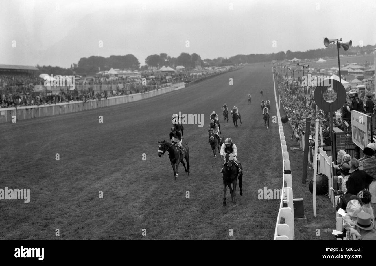 Horse Racing Oaks Stakes Epsom. Charles Clore's Valoris, trained in Ireland by Vincent O