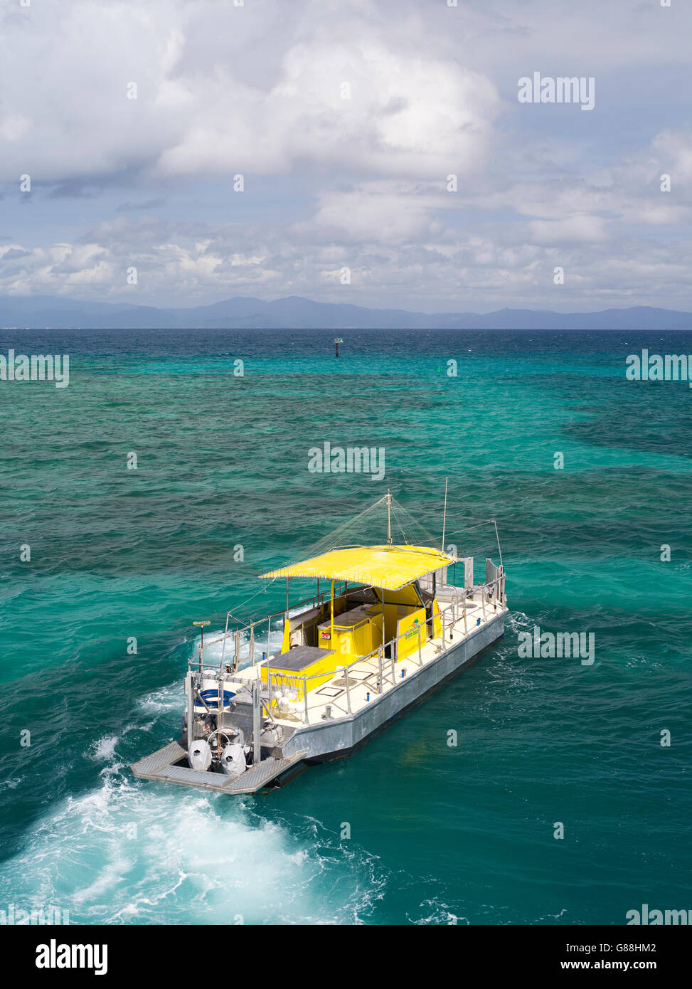 Semi Sub Semi submersible barrier reef hi-res stock photography and images - Alamy