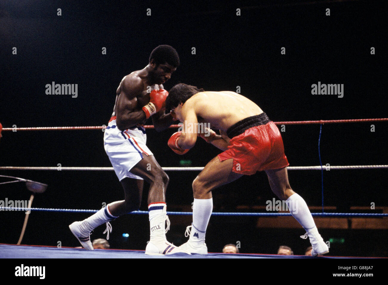 Guillermo (Memo) Arreola (r) of the USA, ducks under an onslaught from Great Britain's Clinton McKenzie (l) Stock Photo