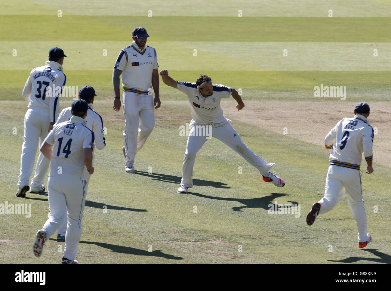 Yorkshire's Jack Brooks (second right) celebrates catching and bowling Middlesex's Neil Dexter for 13 runs during day two of the LV= County Championship Division One match at Lord's Cricket Ground, London. Picture date: Thursday September 10, 2015. See PA story CRICKET Middlesex. Photo credit should read: Jed Leicester/PA Wire. RESTRICTIONS: . No commercial use without prior written consent of the ECB. Still image use only - no moving images to emulate broadcast. No removing or obscuring of sponsor logos. Call +44 (0)1158 447447 for further information. Stock Photo
