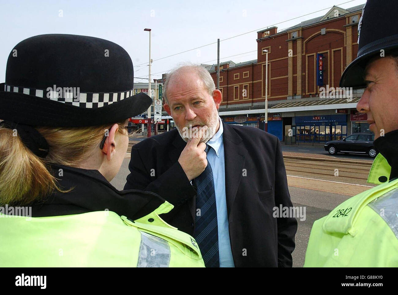 Home Secretary Charles Clarke talks to a Police Officers as he walks along Blackpool Promenade before outlining his vision of neighbourhood policing to rank-and-file police officers. Stock Photo