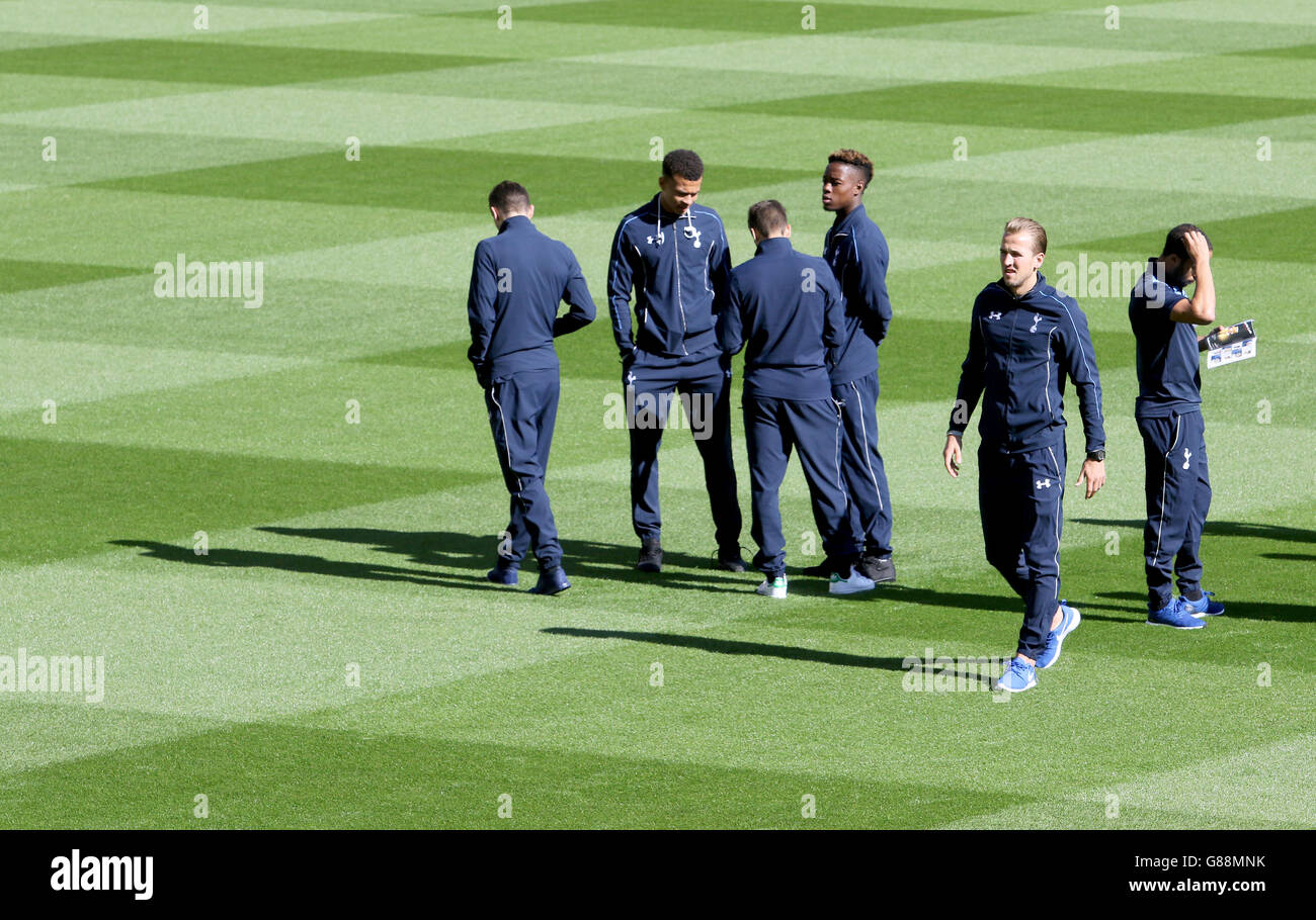 Tottenham Hotspur's Harry Kane and players on the pitch before the Barclays Premier League match at the Stadium of Light, Sunderland. Stock Photo