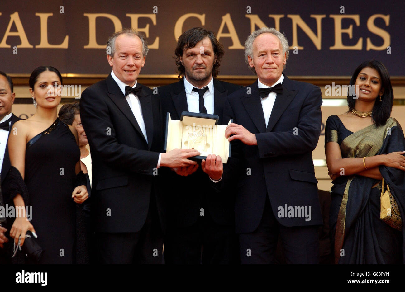 Palme D Or Winners Jean Pierre Dardenne And Luc Dardenne With Cannes Jury President Emir Kusturica Stock Photo Alamy