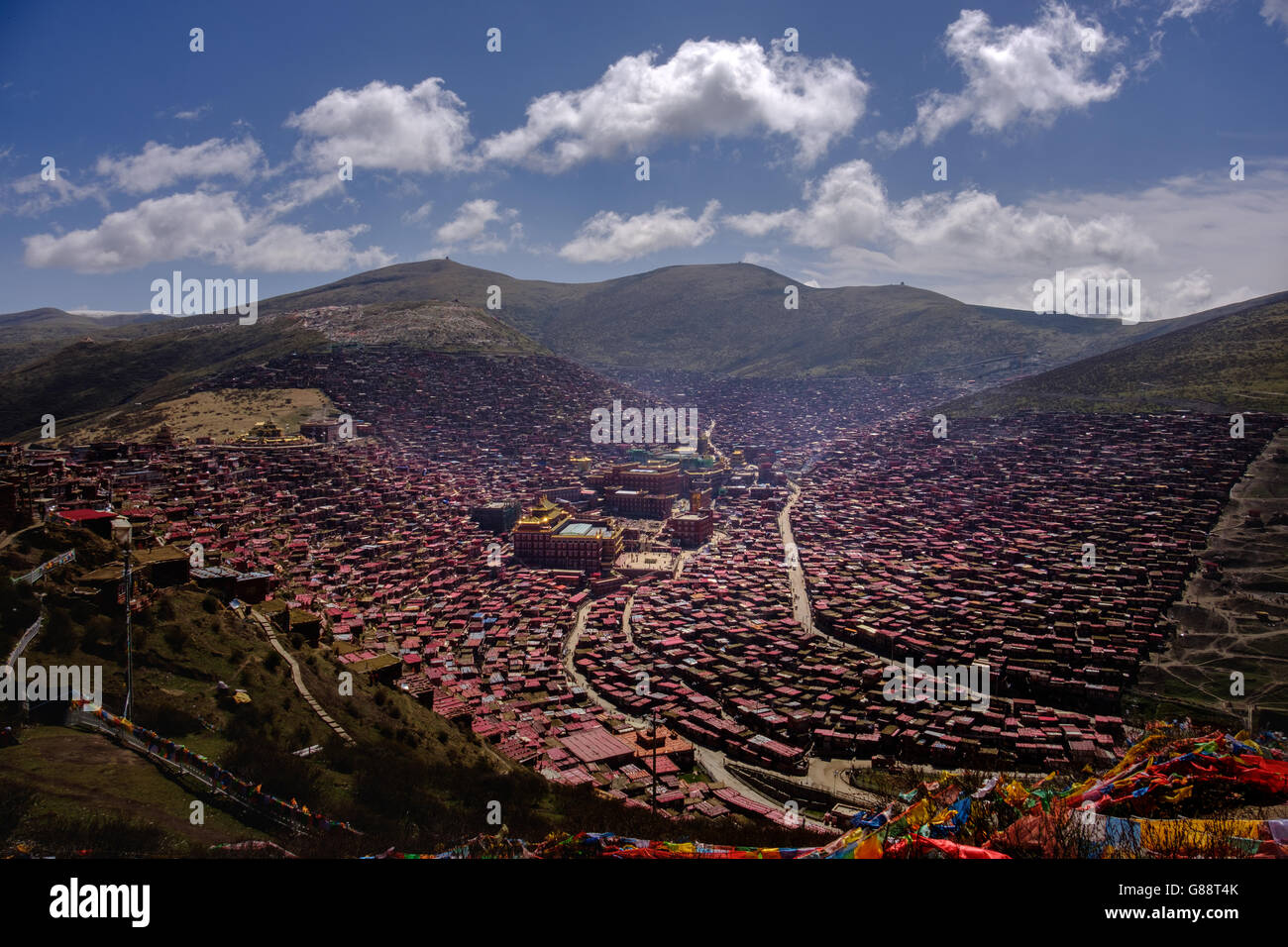 Sertar cityscape with Larung Gar Buddhist Academy and mountains, Sichuan, China Stock Photo
