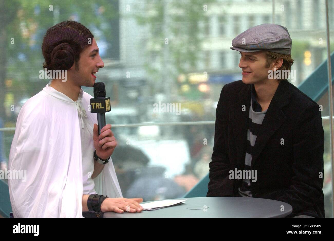 MTV TRL - Total Request Live Show - Leicester Square Studios. Hayden Christensen and presenter Alex Zane (left). Stock Photo