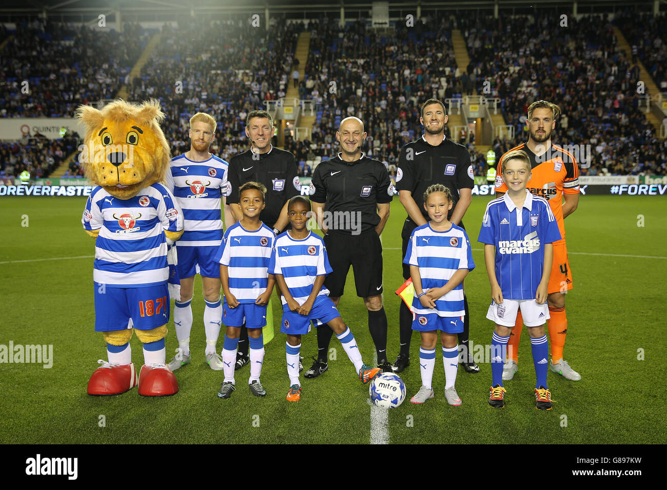 Readings mascot kingsley royal with match day mascots hi-res stock ...