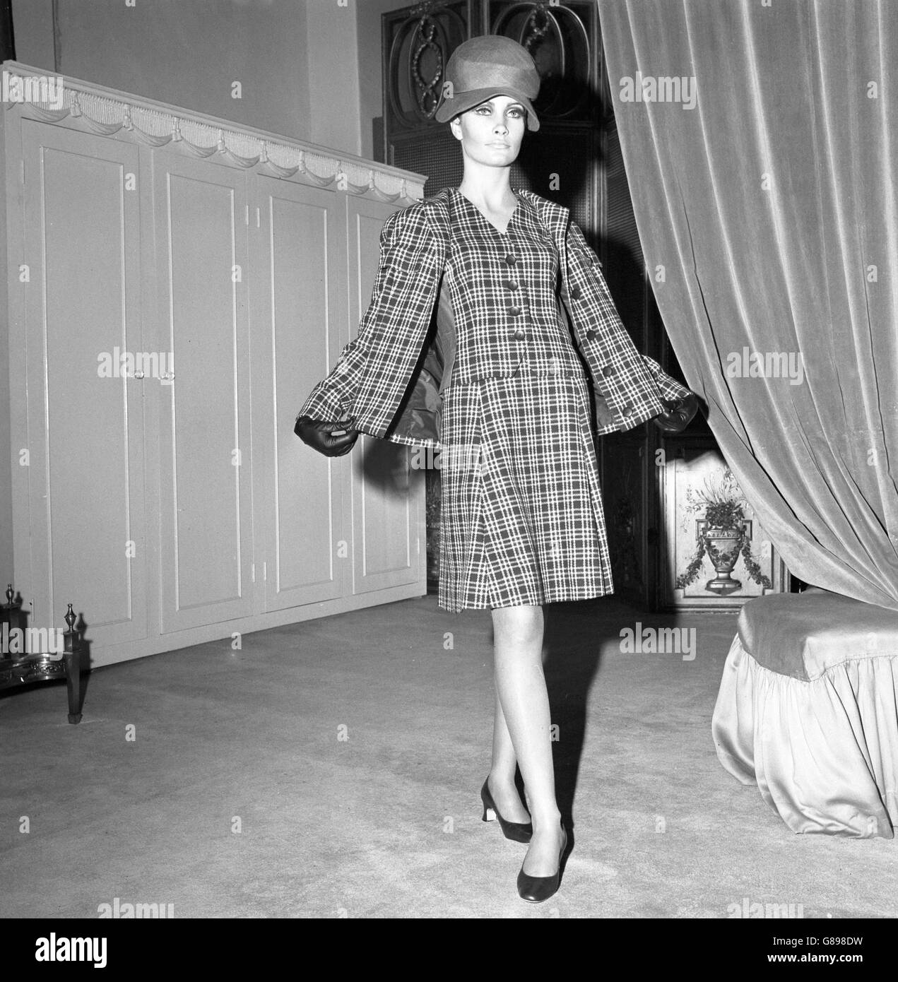 Fashion model 1960 Black and White Stock Photos & Images - Alamy