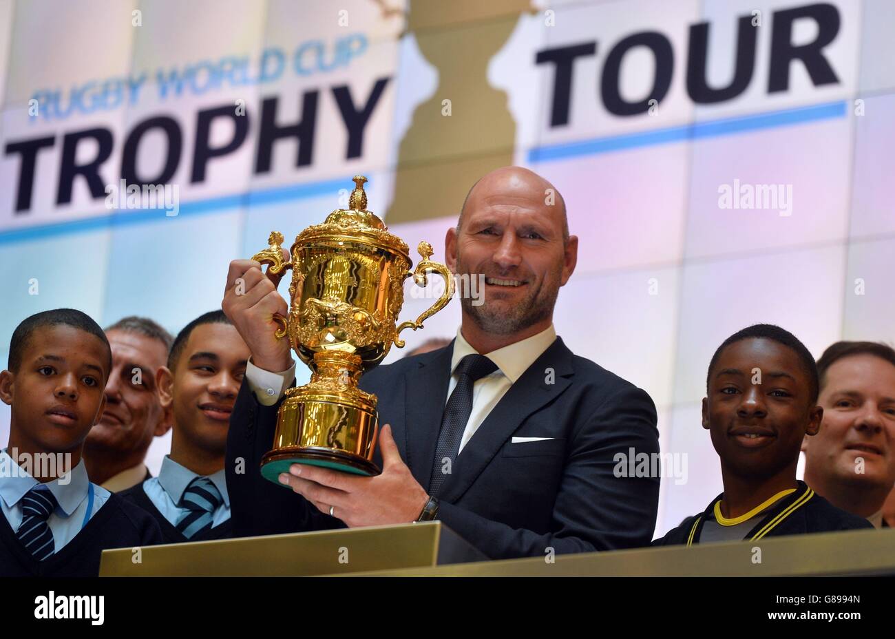 Rugby World Cup 2003 Winner Lawrence Dallaglio with the Webb Ellis Cup during a visit to the London Stock Exchange as part of the 100 day Rugby World Cup Trophy Tour of the UK & Ireland. Stock Photo