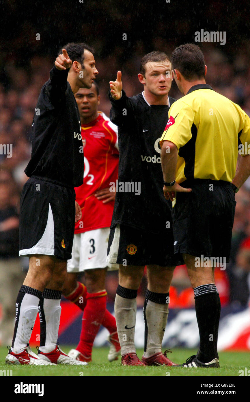 Manchester United's Wayne Rooney (c) and Ryan Giggs (l) put their point  across to referee Rob Styles (r Stock Photo - Alamy