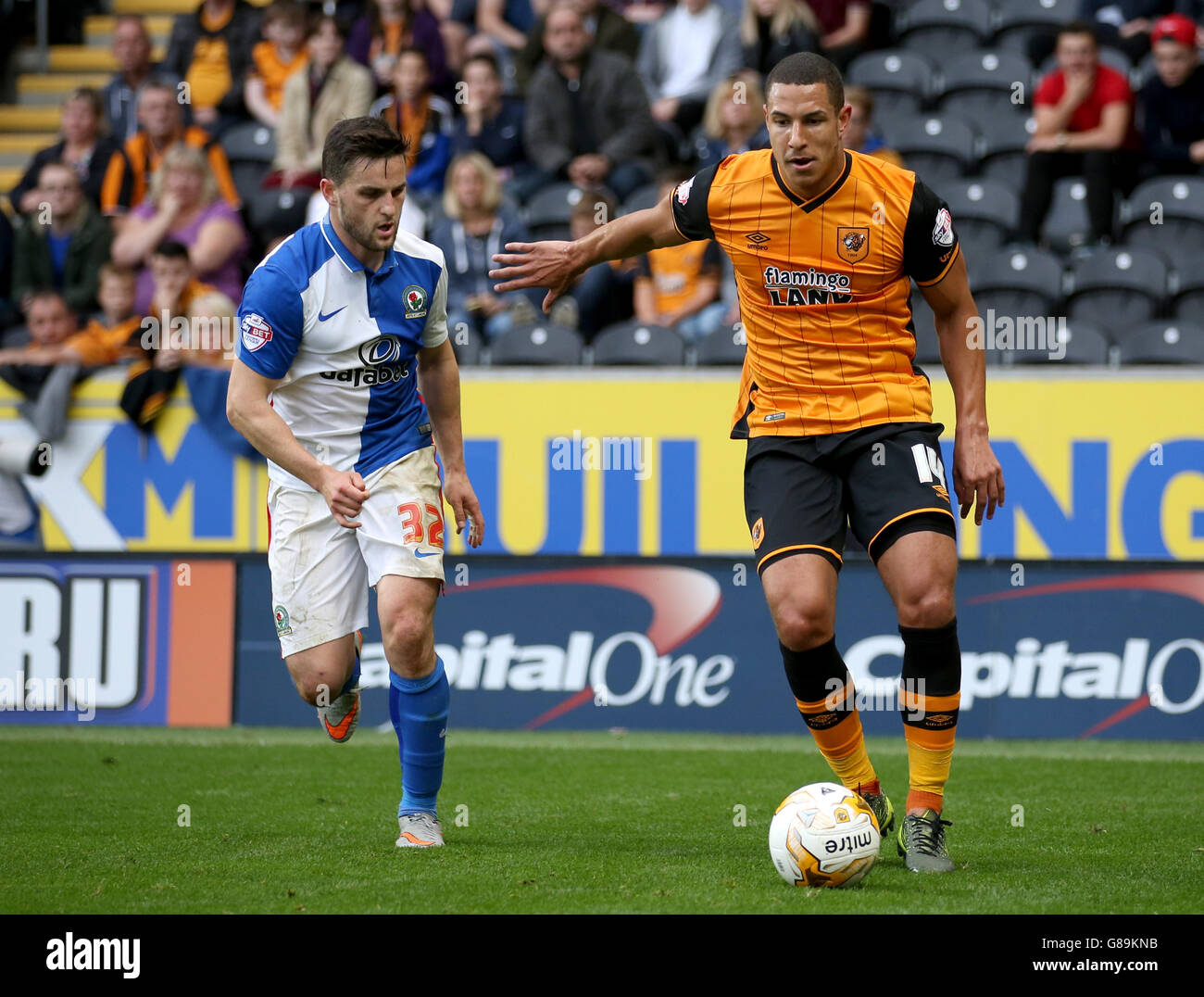 Soccer - Sky Bet Championship - Hull City v Blackburn Rovers - KC Stadium. Hull City's Jake Livermore (right) and Blackburn Rovers' Craig Conway battle for the ball Stock Photo
