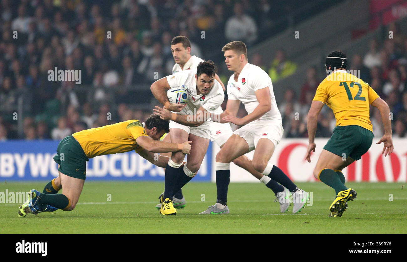 Rugby Union - Rugby World Cup 2015 - Pool A - England v Australia - Twickenham. England's Brad Barritt (centre) is tackled by Australia's Rob Horne (left) during the World Cup match at Twickenham Stadium, London. Stock Photo