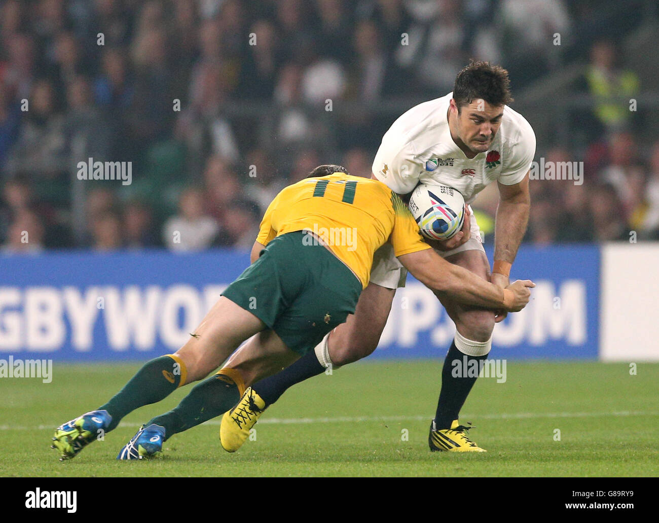 England's Brad Barritt (right) is tackled by Australia's Rob Horne during the World Cup match at Twickenham Stadium, London. Stock Photo