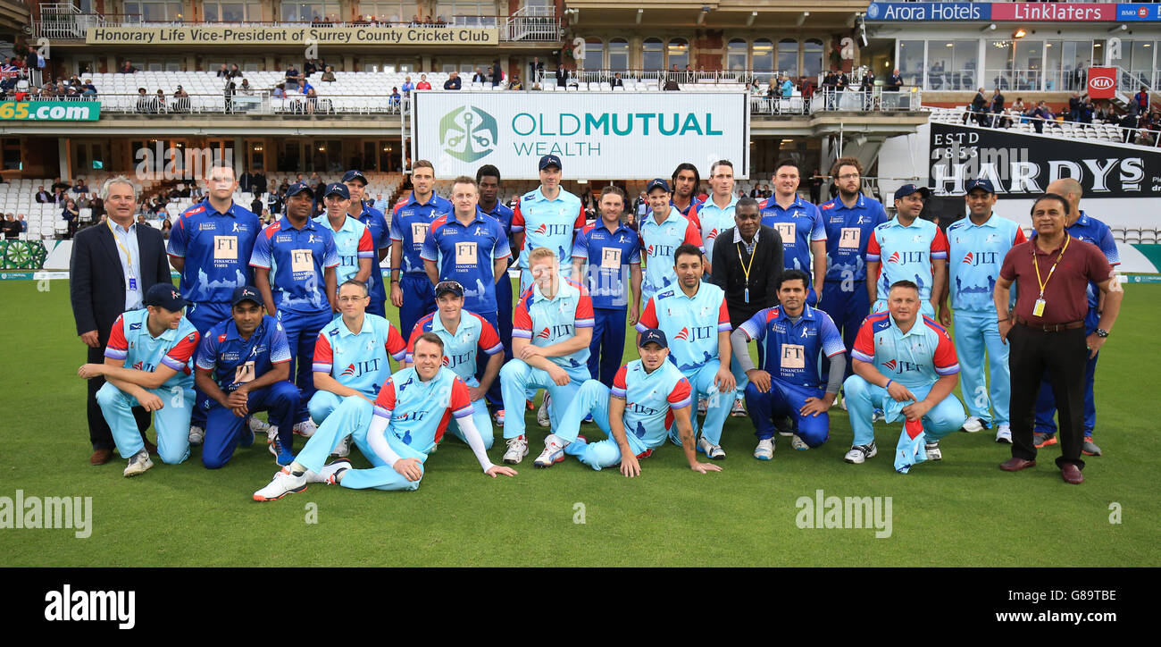 Cricket - Help for Heroes XI v Rest of the World XI - Kia Oval. Help for Heroes XI (light blue) and Rest of the World XI pose for a group team photo at the Kia Oval, London. Stock Photo