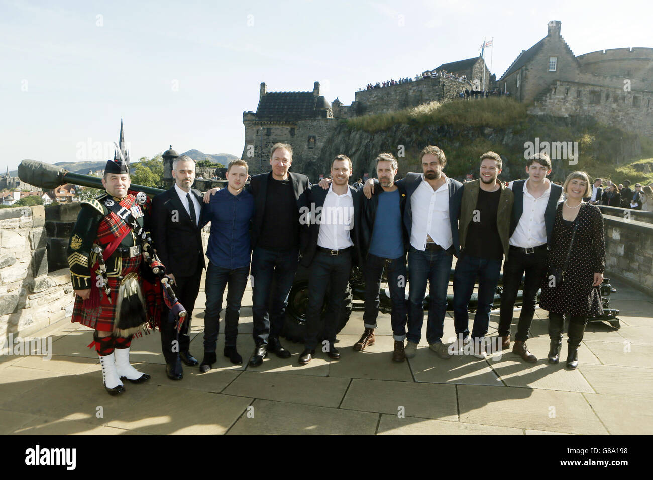 Piper Major Darren Walker with Macbeth stars (left to right) Iain Canning, Ross Anderson, David Thewlis, Michael Fassbender, Paddy Considine, Director Justin Kurzel, Jack Reynor, James Harknes and Laura Smith during a photocall at Edinburgh Castle in Scotland. Stock Photo