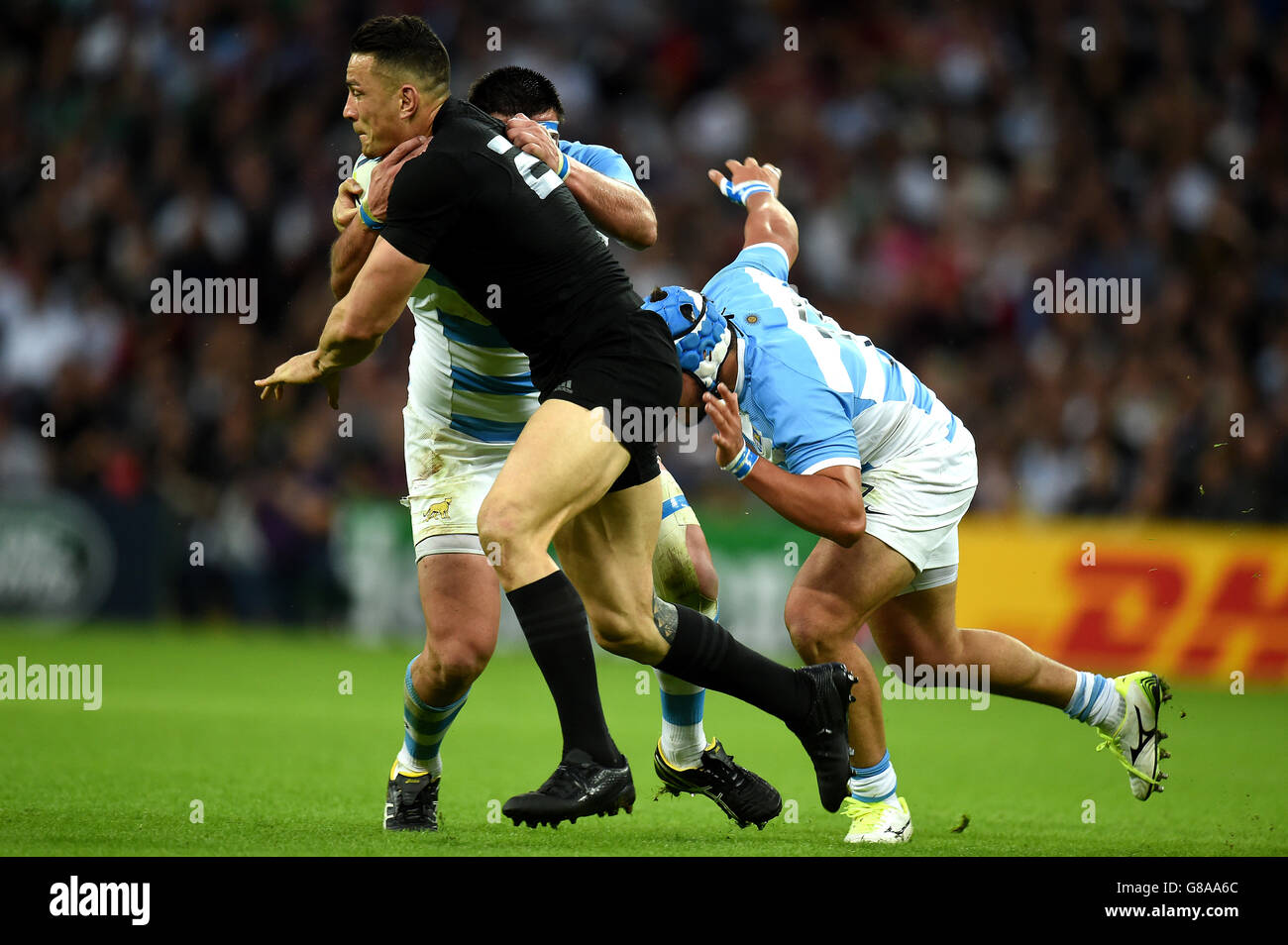 New Zealand's Sonny Bill Williams (centre) is tackled by Argentina's Ramino Herrera (left) and Lucas Noguera during the Rugby World Cup match at Wembley Stadium, London. PRESS ASSOCIATION Photo. Picture date: Sunday September 20, 2015. See PA story RUGBYU New Zealand. Photo credit should read: Andrew Matthews/PA Wire. Stock Photo