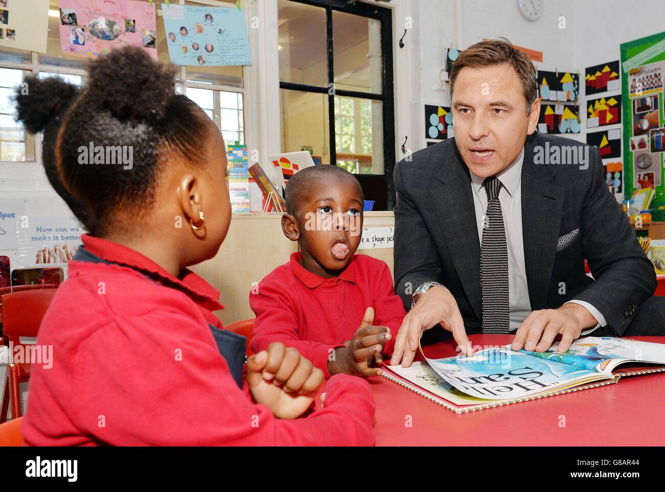 David Walliams Reads From One Of His Books To Young Children At The Stock Photo Alamy