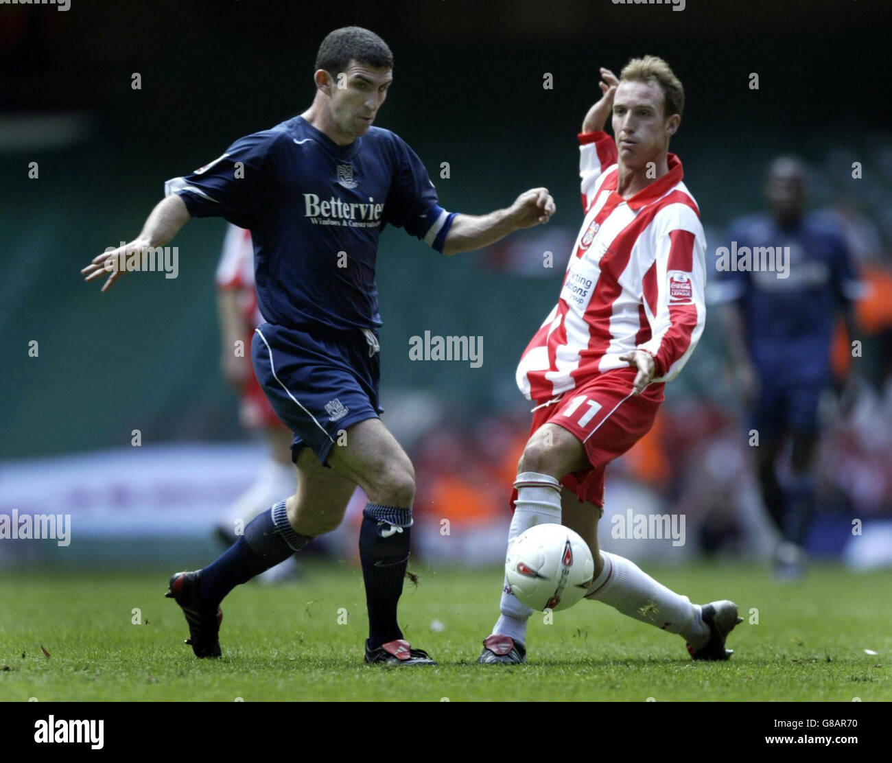 Soccer - Coca-Cola Football League Two - Play Off Final - Lincoln City v Southend United - Millennium Stadium. Southend United's Kevin Maher (L) holds off Lincoln City's Peter Gain Stock Photo