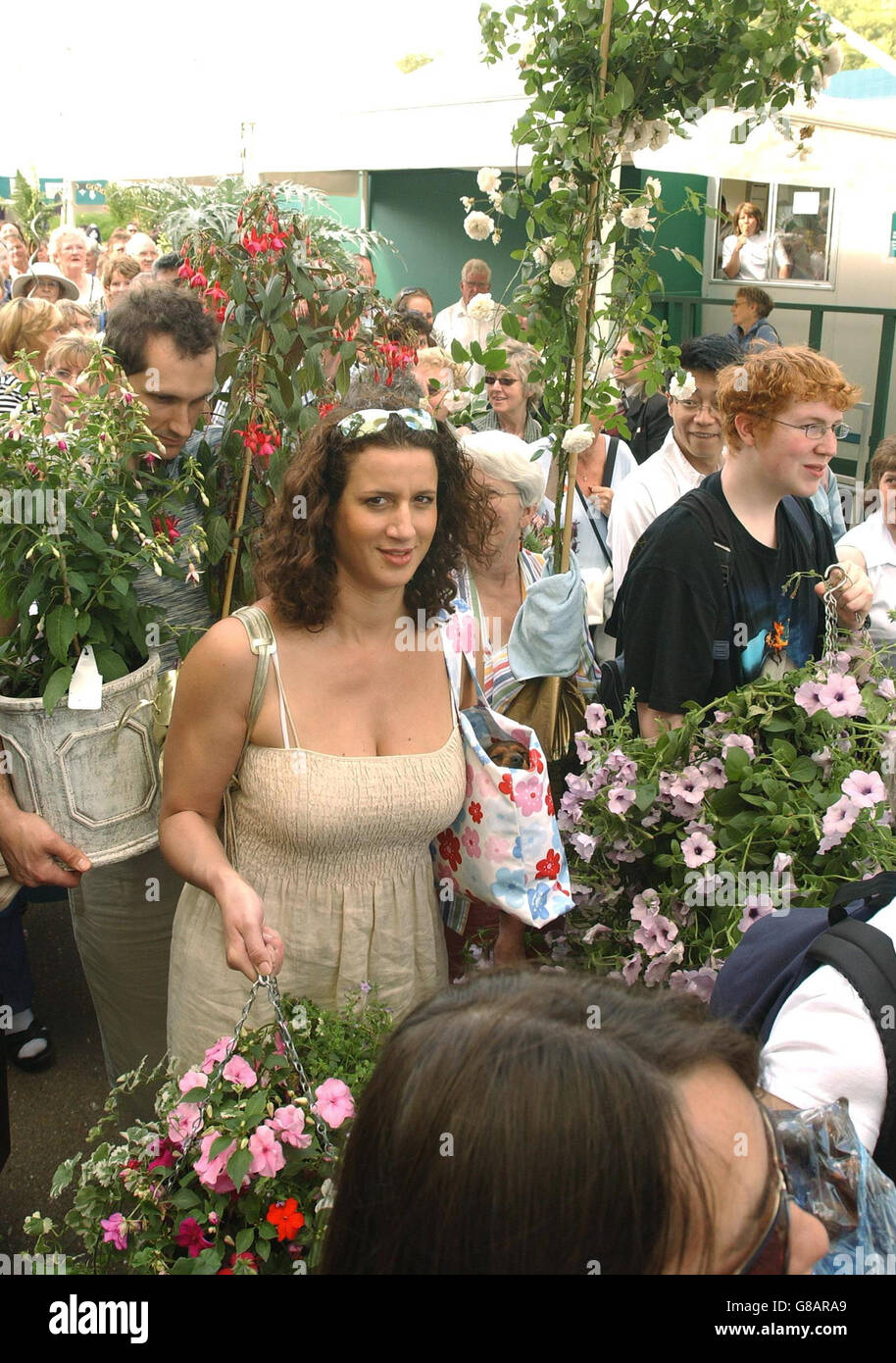 Chelsea Flower Show 2005. Visitors leave with their purchases on the last day. Stock Photo