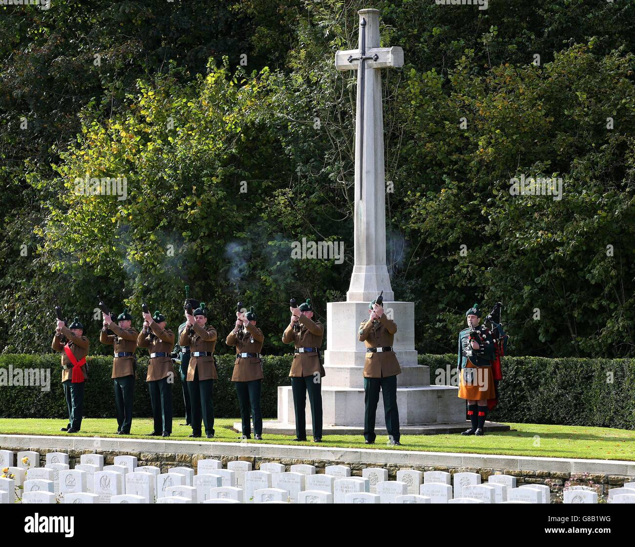Military gun salute funeral hi-res stock photography and images - Alamy