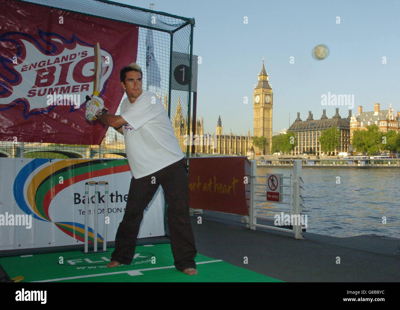 Cricket - River Thames Batting Challenge Stock Photo - Alamy