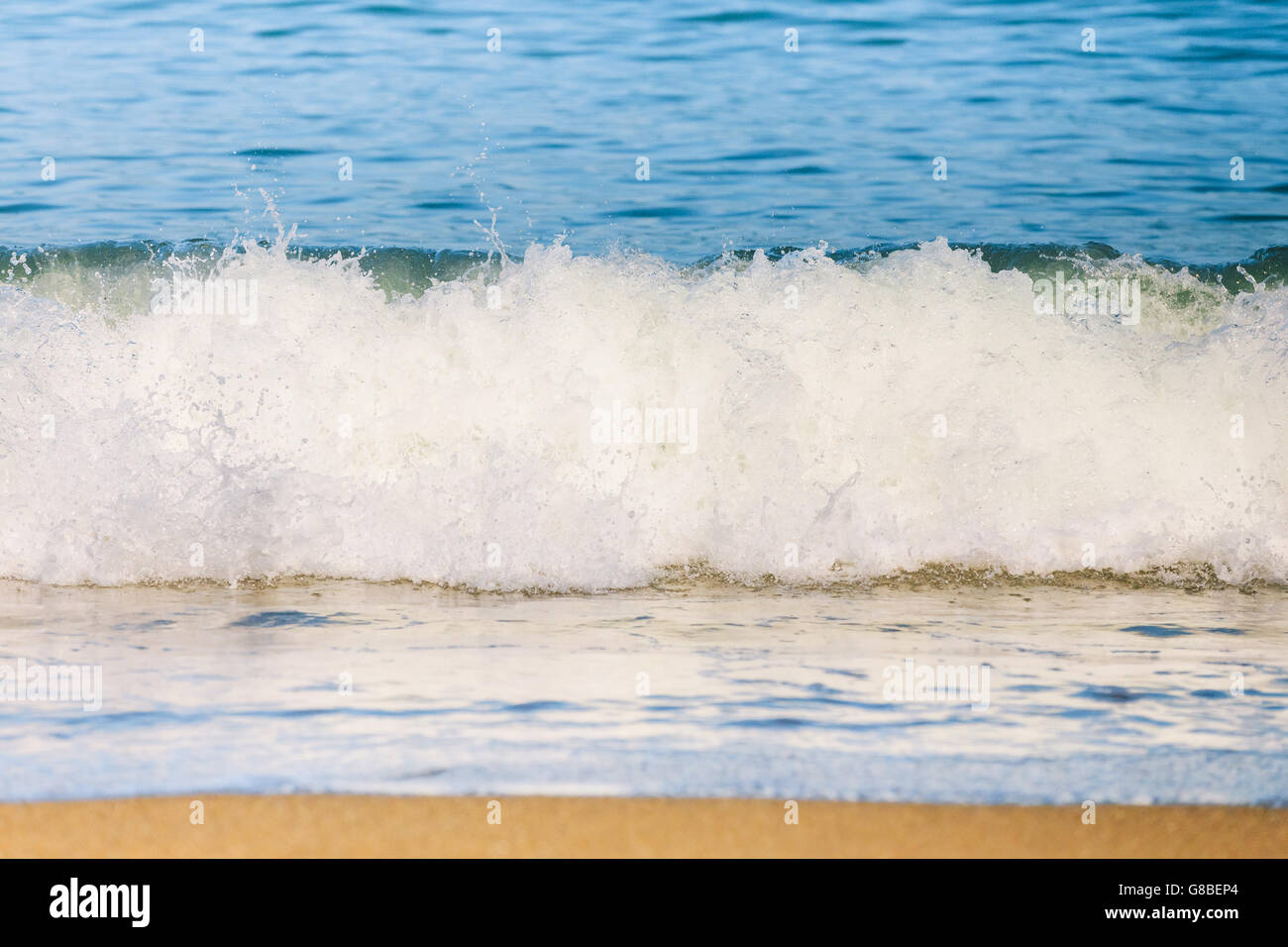 White sandy beach ocean waves hi-res stock photography and images - Alamy