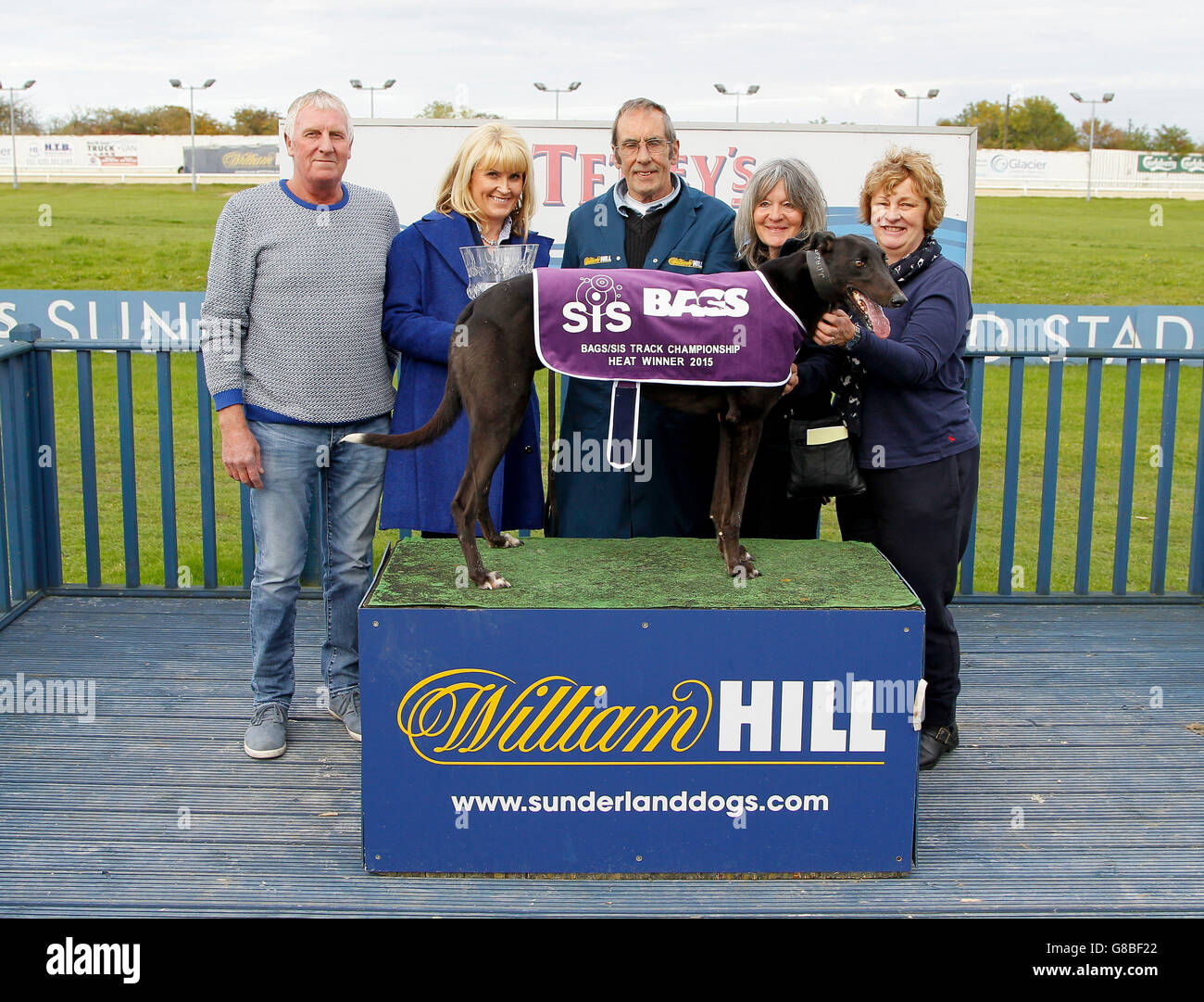 Holycrosskingman winner of the Bags Track Championship- Dogs with l to r, Ian Freeborne, Tracy Hunt, John Drake Anne Cross and Linda Pickles, AKA team Doncaster Stock Photo